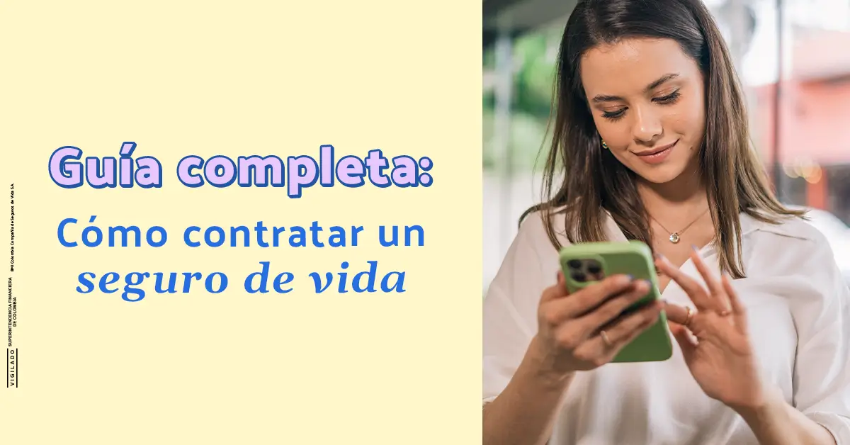 mujer con celular contratando un seguro